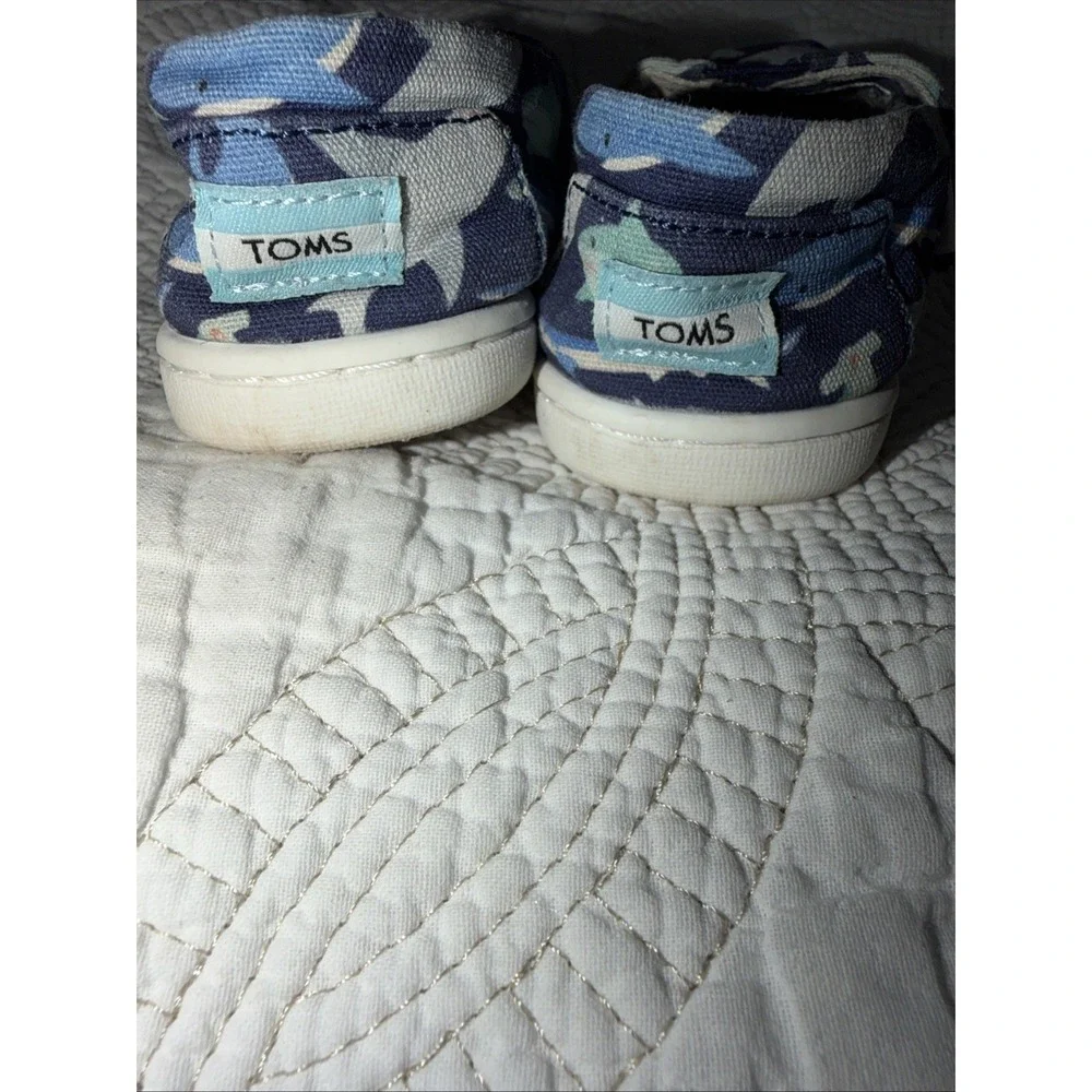 TOMS TODDLER SHARK BELMONT‎ SLIP ON SHOES BLUE DEPTHS SIZE 8 EUC